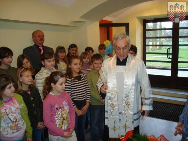 : Na fot. W otwarciu szatni wziął udział burmistrz Klemens Podlejski oraz uczniowie Szkoły Podstawowej.